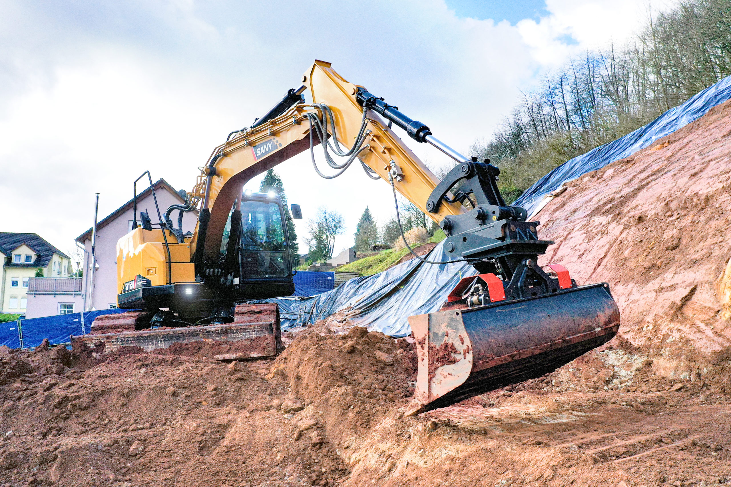 SANY SY155U Kettenbagger beim Erdbau an einer Böschung