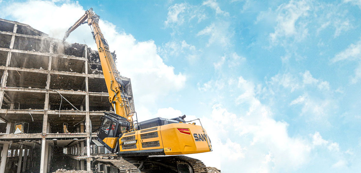 SANY SY500HRD Abbruchbagger mit Langfrontausleger beim Rückbau eines mehrgeschossigen Betongebäudes