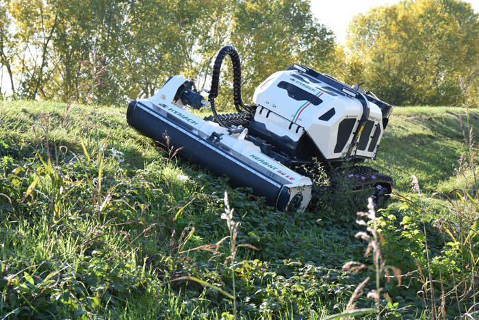 HYMACH HERBHY 50 LE mit Mähwerk auf einem steilen, grasbewachsenen Hang
