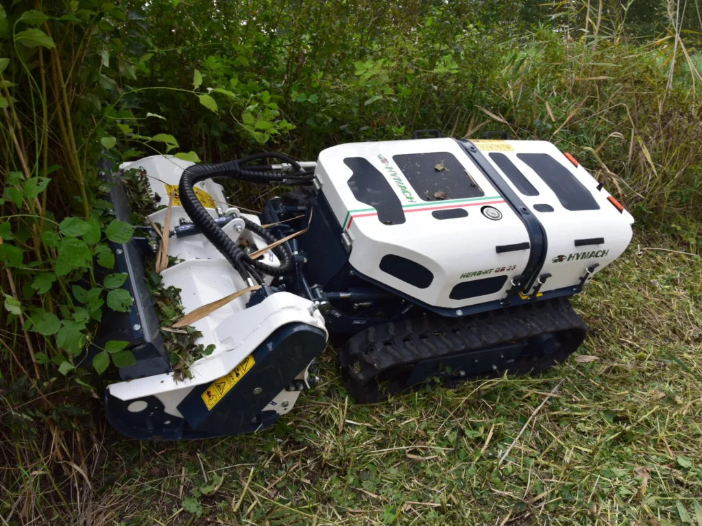 HYMACH HERBHY QB25 beim Mulchen von Unterholz