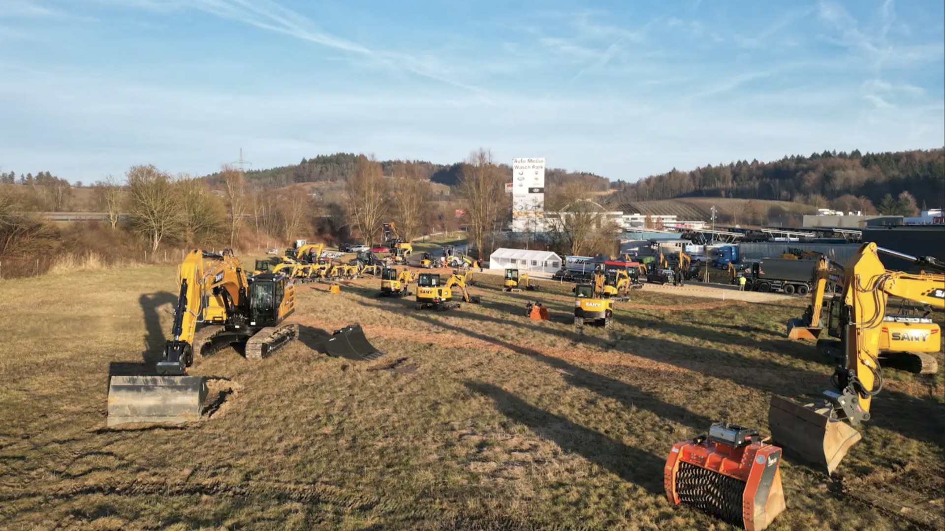 Baumaschinen der Auer Gruppe auf dem Demo-Park in Stockach