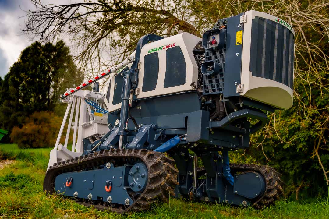 Ferngesteuerte Mulchraupe HYMACH HERBHY Z60 LE der Auer Gruppe im Gelände in Stockach