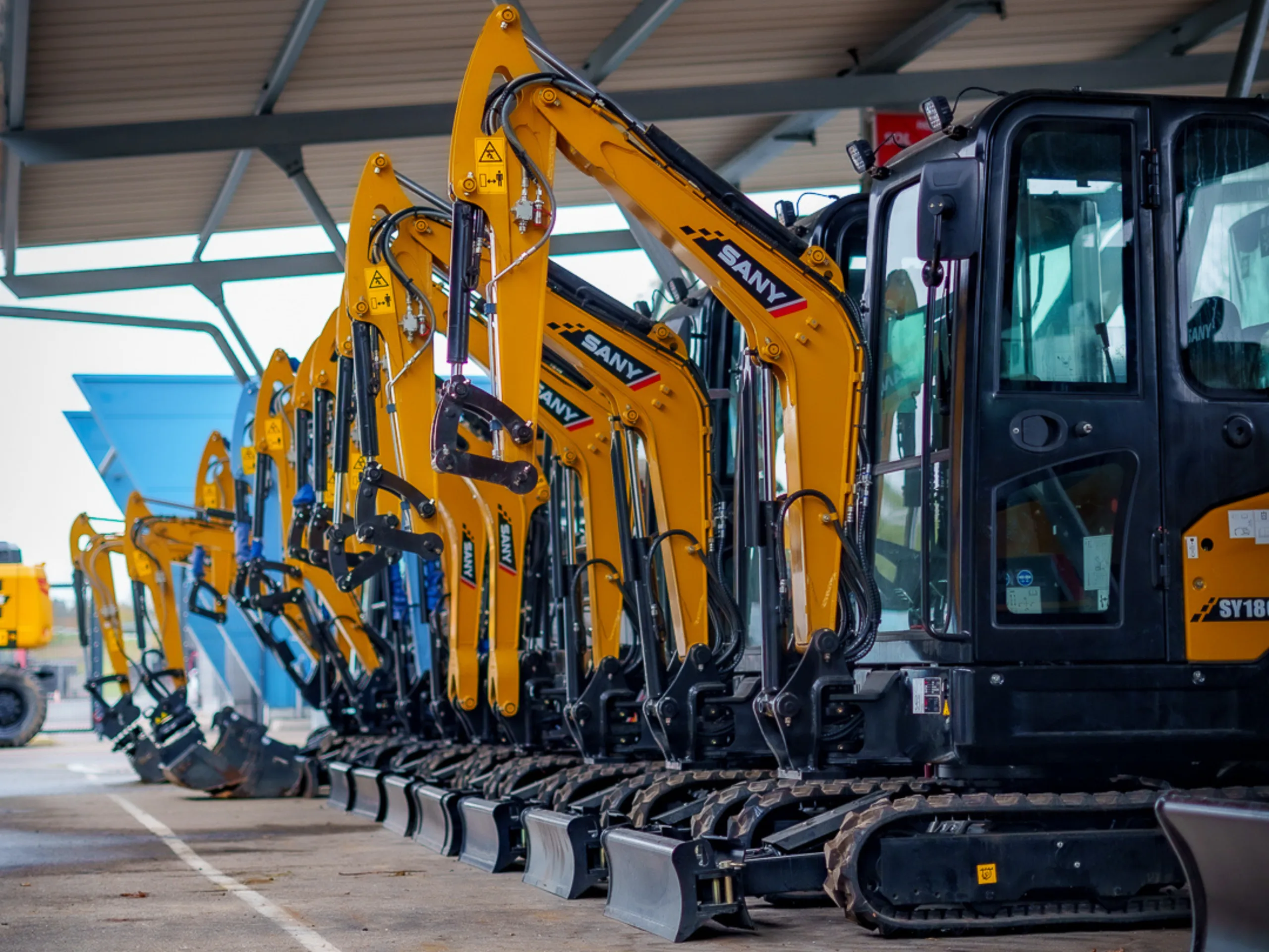 Reihe neuer SANY Minibagger unter dem Vordach bei der Auer Gruppe in Stockach